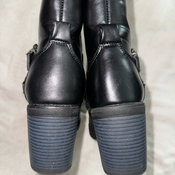 Olivia Kate black chain boots - Picture 5 of 11